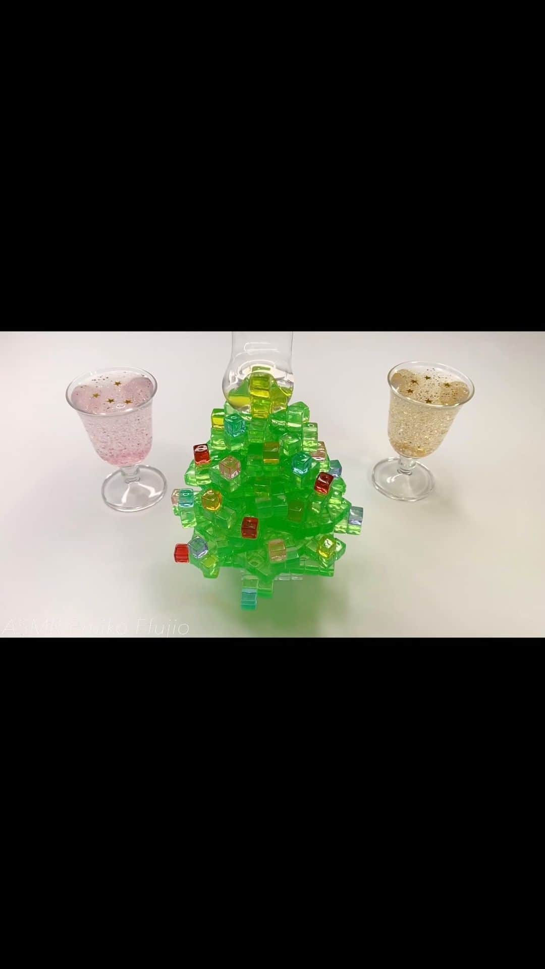 Emiko Ffujioのインスタグラム：「🎄✨🥂✨🎄✨🥂✨🎄 🎉Happy Merry Christmas🦌 【Christmas tree cube crunch slime】 YouTube(short ver.) #christmasslime#christmastree#cubeslime#crunchyslime#diyslime#slimevideo#asmrslime#asmr#スライム」
