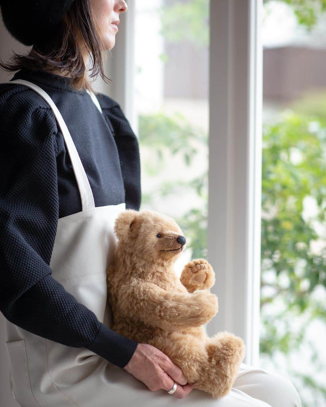 ericoさんのインスタグラム写真 - (ericoInstagram)「✩ 🔔🎅Merry X'mas🎄🌟  The teddy bear I created won first place in Category C of The 29th Teddy Bear with Friends CONVENTION held in Japan.  This is probably a gift from Rikimaru.🐶🎁 ✩  #teddybear #テディベア #ハンドメイド #ぬいぐるみ #stuffedanimal #stuffedtoy #artistbear #手作り #手仕事 #針仕事 #handmade #ericobear #くま  #teddy_bear #teddybär #teddybären #テディベア作家 #artistbears #artistbearsoninstagram #artistbear #アーティストベア #テディベアコンテスト #テディベアコンベンション2021 #teddybearconvention」12月24日 23時31分 - ericobear