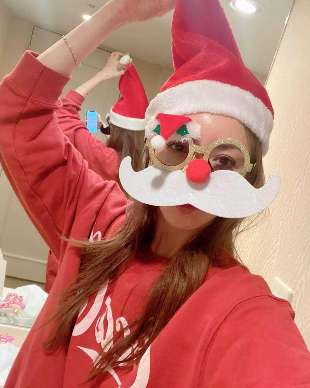 美香さんのインスタグラム写真 - (美香Instagram)「サンタさん 子供たちのプレゼント明日 届けてくれるかな❤️❤️❤️？  ママも欲しいな🙈笑」12月24日 23時43分 - mikaofficial99