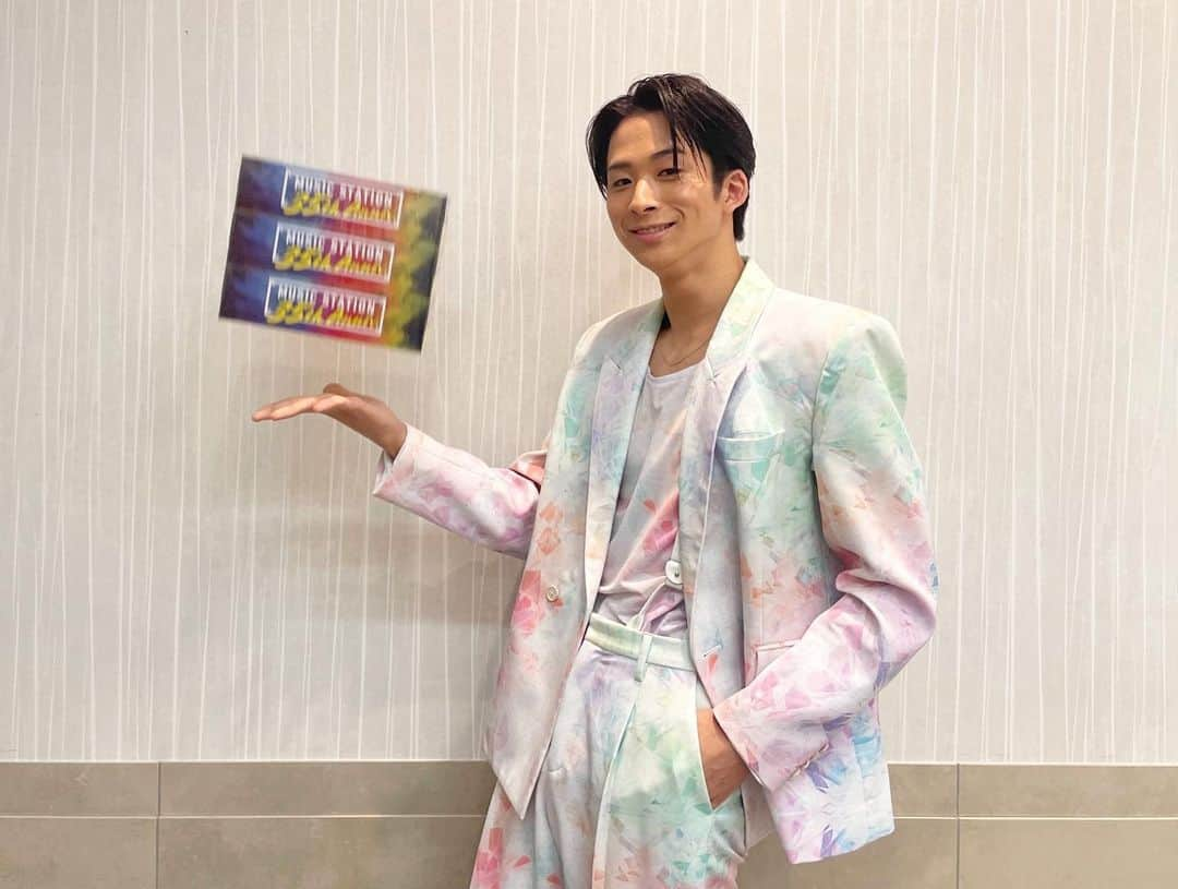 澤本夏輝さんのインスタグラム写真 - (澤本夏輝Instagram)「MUSIC STATION ウルトラSUPER LIVE ありがとうございました✨ 今年も出演できた事嬉しく思います！ そして、 Choo Choo TRAINを パフォーマンスできるなんて夢のようでした！ 幸せです🍚  皆さん素敵なクリスマスを〜🎅🏼🎄🎁  #EXILETRIBEと過ごすクリスマス #Mステ さん #FANTASTICS  明日はFANTIME🙋‍♂️」12月24日 23時35分 - natsukisawamoto_official