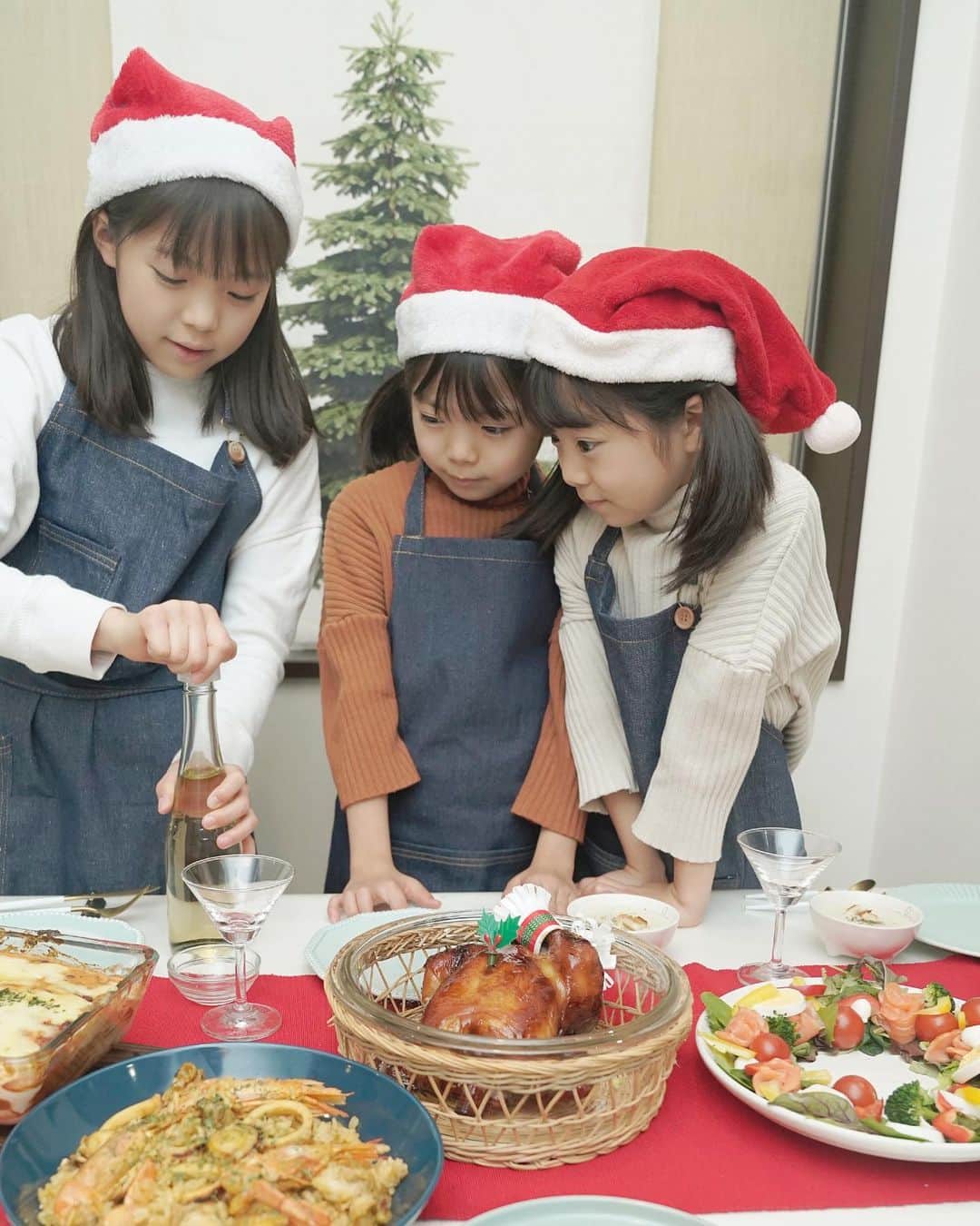 Yukiさんのインスタグラム写真 - (YukiInstagram)「Merry Christmas 🎄✨  今年は双子ちゃんがお料理のお手伝いをしてくれて 作ってる時間も楽しかった☺️💕  サラダ🥗リースとポテトサラダは完全に三姉妹だけで作りました☺️  スワイプ最後の2枚、シャンメリーを開ける時っていい反応するー☺️💕w  皆さま素敵なクリスマスをお過ごしください🎄✨」12月24日 23時37分 - yukikuu96