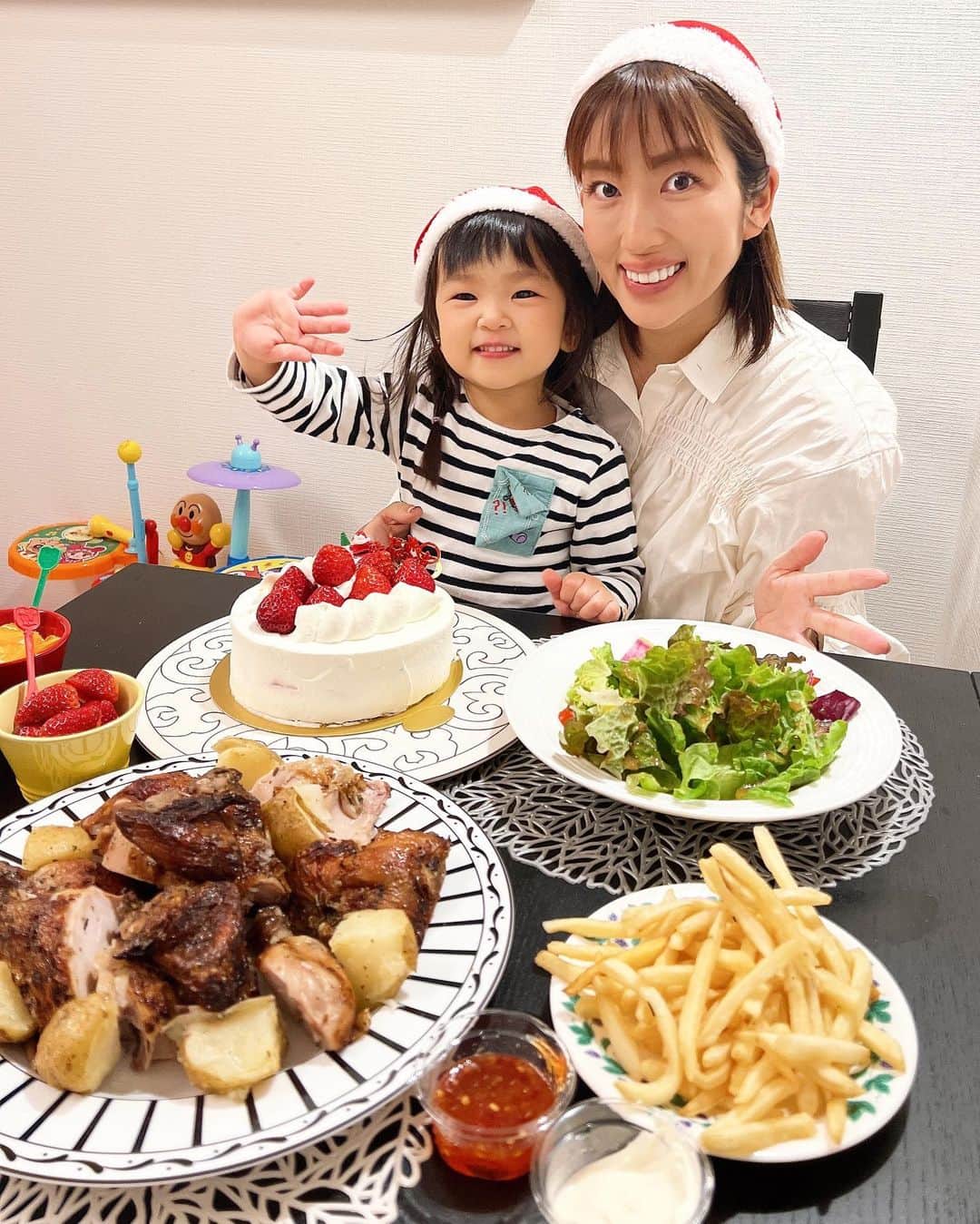 のインスタグラム：「クリスマスイブはお家でチキーン❣️ @alze_chicken 広尾店でGETしてます✨ ここのチキンが美味しすぎて毎年24日はお家でアルゼのチキン食べるのが定番になりました🤗 ばぁちゃんも来てくれて、ばぁちゃんからのクリスマスプレゼントはバービーちゃんのお家セット🏠✨ サンタさんからは今夜仕込んで明日の朝起きたら枕元にあるようにします☺️ どんな反応するか楽しみだなぁ❣️ お昼は毎年同じメンバーでクリスマスパーティー🥳🎄 昼も夜もケーキ食べちゃった😂🎂 明日もクリスマス満喫しまぁす❣️ #クリスマスイブ#メリークリスマス#アルゼチキン#チキン#chikin#広尾#毎年恒例#こどものいる暮らし#クリスマスパーティー」
