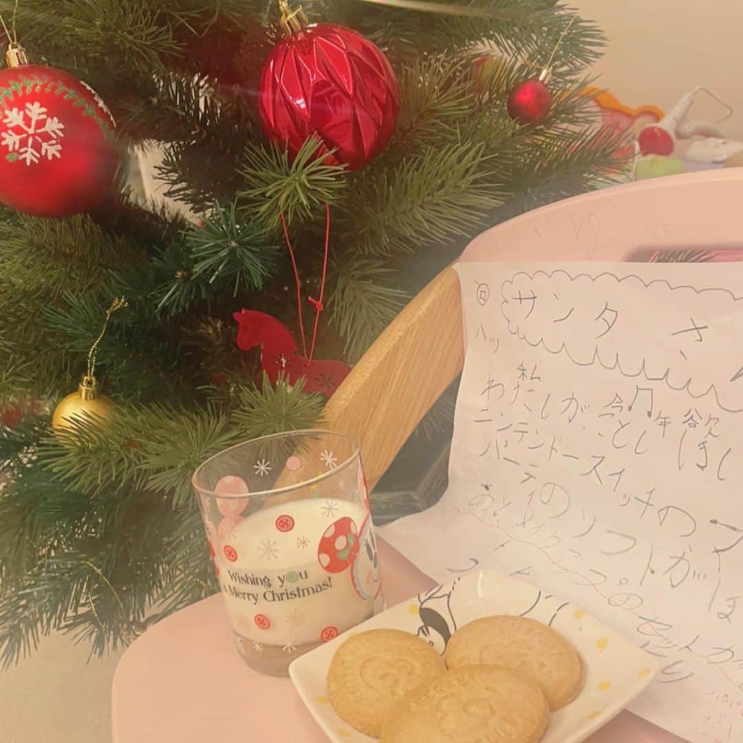 安めぐみさんのインスタグラム写真 - (安めぐみInstagram)「お誕生日にいただいたお花で、 部屋が明るいです☺️✨  そして今日はクリスマスイヴ、 娘は寝る前に、 サンタさんへミルクとクッキーを用意していました🥛🍪✨  #クリスマスイブ #🎄  #今日もお疲れ様でした☺️」12月24日 23時51分 - yasu_megumi_official