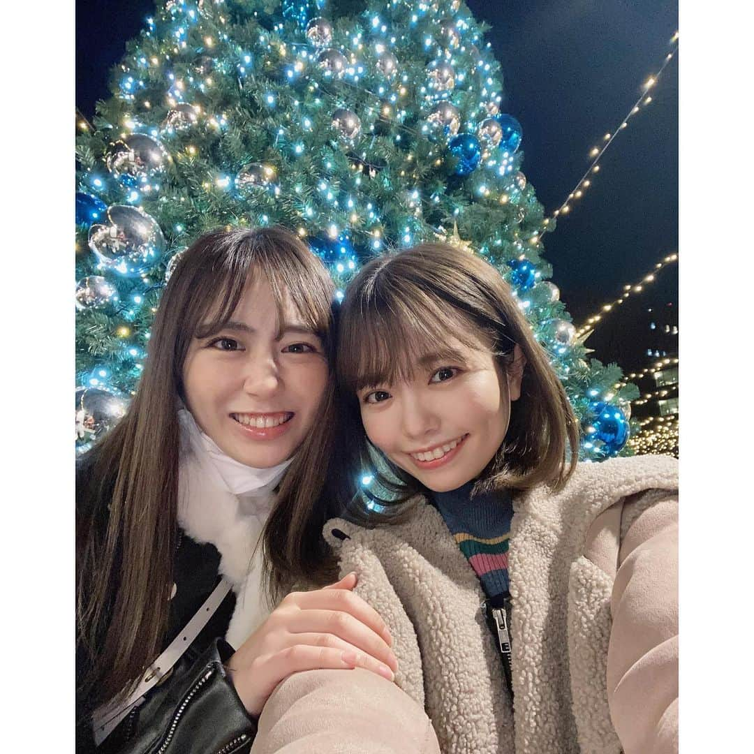 渕上舞のインスタグラム：「明日はクリスマス🎄 ⁡ 前から理子と行こうと約束していたクリスマスマーケット、この前少しだけ行けました~☺︎やっと！ 一番奥にある大きなツリーの、真裏で撮りました📸笑 ⁡ ⁡ #おすすめ撮影スポット #目の前壁 #天神クリスマスマーケット #クリスマスマーケット天神 #クリスマスデート #クリスマスマーケット #天神 #fukuoka」