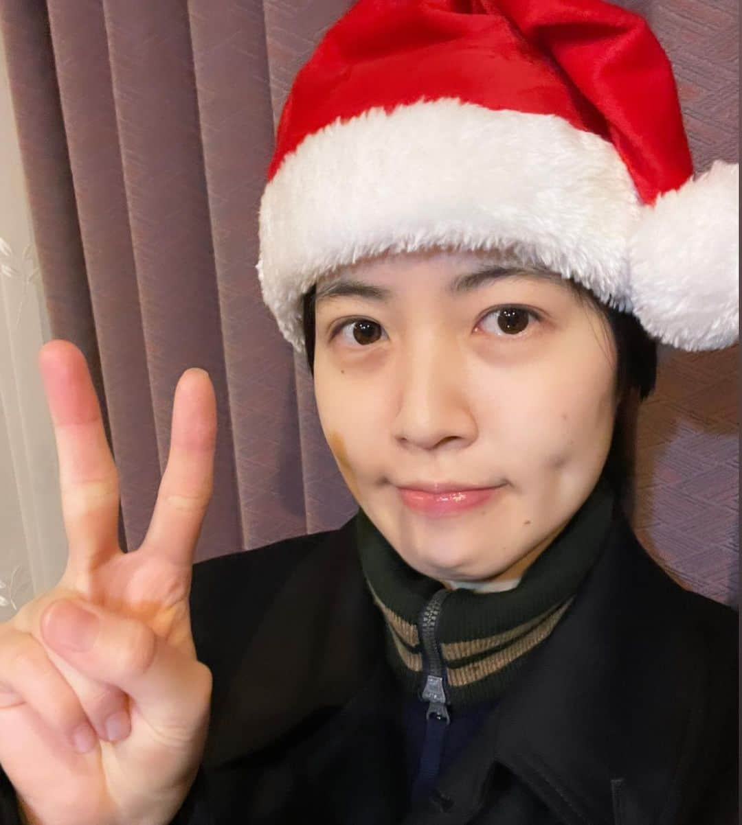 シム・ウンギョンさんのインスタグラム写真 - (シム・ウンギョンInstagram)「모두들 메리크리스마스! 🎄🎄😆😆 사랑해요 언제나 ㅎㅎ メリークリスマス🎁🎄 大好きだよ、いつも！」12月25日 0時09分 - ekshim_