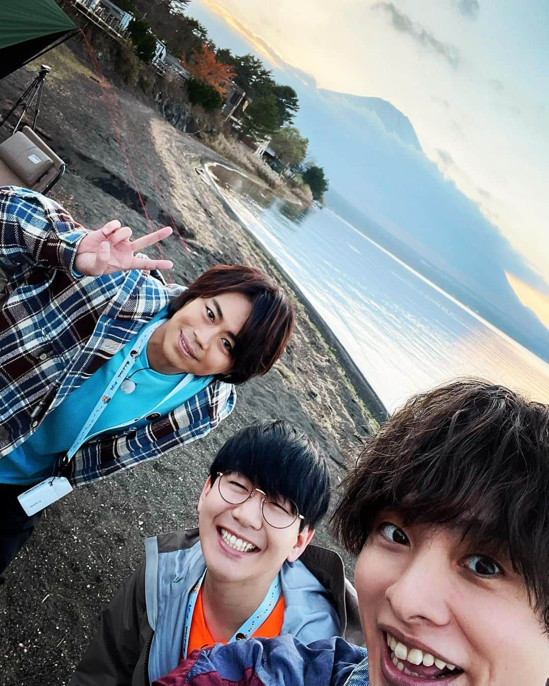 岡本信彦さんのインスタグラム写真 - (岡本信彦Instagram)「富士山やばみ #覇王色の覇気を持つ2人 #笑顔の絶えない撮影 #撮影が終わった後も極寒の中帰らないキャストとスタッフ #無限にトークが冴え渡るパイセン #無限に飲みまくるはなえっち #無限に焼きマシュマロ食べる岡本 #結果的にレギュラーだった岡本」12月25日 0時23分 - nobuhiko_cacao