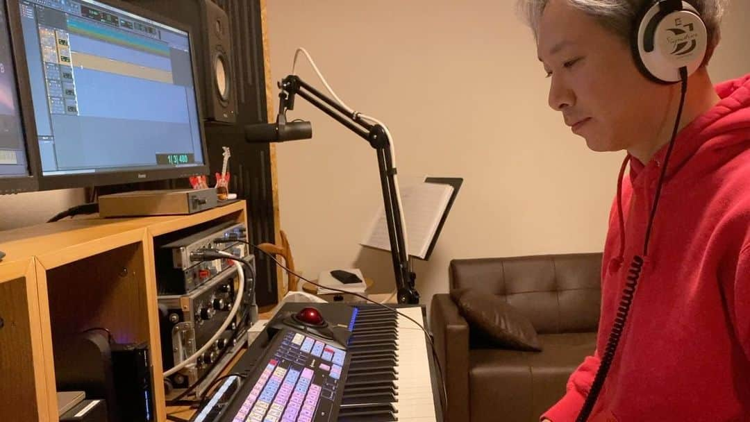 ミトのインスタグラム：「・ ・ 仕事の合間に弾いてみました🎹  皆さんにとって素敵なクリスマスで有ります様に🎄  Merry Christmas to You！  Dec 25th, 2021  #merrychristmas #christmas #clammbon #クラムボン #クラムボンミト #ミトムボン #mito #イブには間に合わなかったけど」