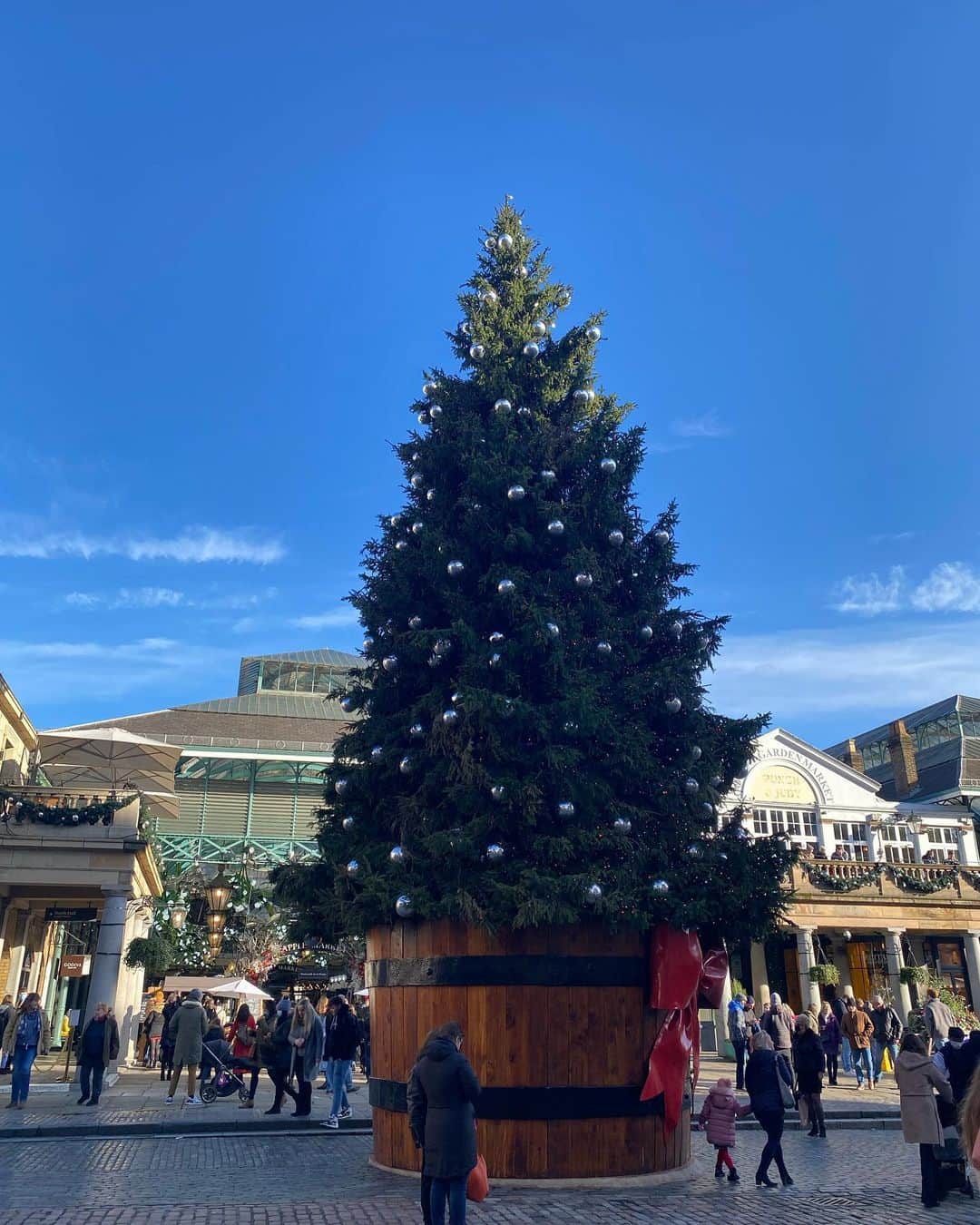 岡村仁美のインスタグラム：「Merry Christmas 🎅  コヴェントガーデンのこの大きなツリーを見ると、クリスマス気分が高まります🎄  #coventgarden #クリスマスツリー #ロンドン生活」