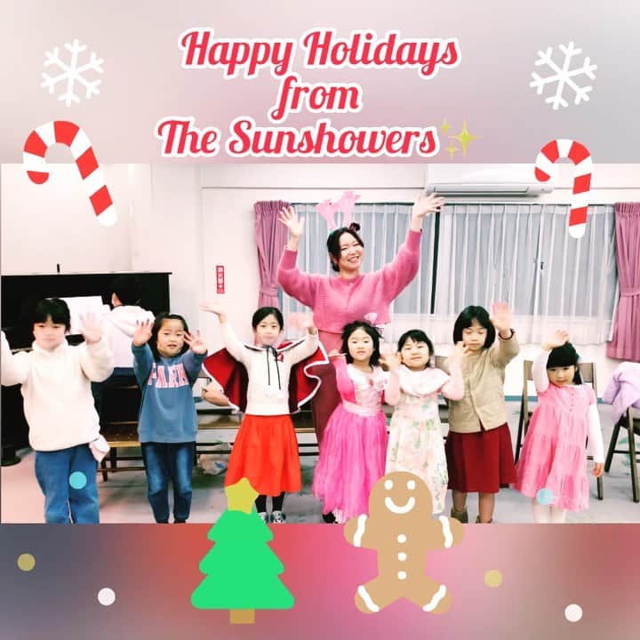 有坂美香のインスタグラム：「【🎄🎁Merry Christmas from  The Sunshower Kids in KAMAKURA⭐️】 生きた英語を楽しく歌うグループ、サンシャワーズディレクターの有坂美香です❣️ 鎌倉キッズクラスレッスンより♫  We wish you a Merry, merry Christmas and a Happy New Year✨✨  ＠mikaarisaka @nina.0127.0127 @takakoabacaxi @abacaxi_musica @yuriyukko @midoriiro38 @amigahina  Thank you, always ✨✨  #有坂美香 #有坂美香andthesunshowers  #有坂美香サンシャワーズ  #有坂美香プロフェッショナルボーカリスト養成コース #生きた英語　#英語 #english #英語の発音　#英語を楽しく #親子で英語　 #クリスマスソング #wewishyouamerrychristmasandahappynewyear  #鎌倉　#鎌倉ゴスペル #キッズゴスペル #歌うまキッズ #英語で歌おう #親子で歌おう #英語の発音 #港区　#港区ゴスペル #最高 #楽しい #幸せ #メリークリスマス  #中目黒　#中目黒ゴスペル #見学無料」