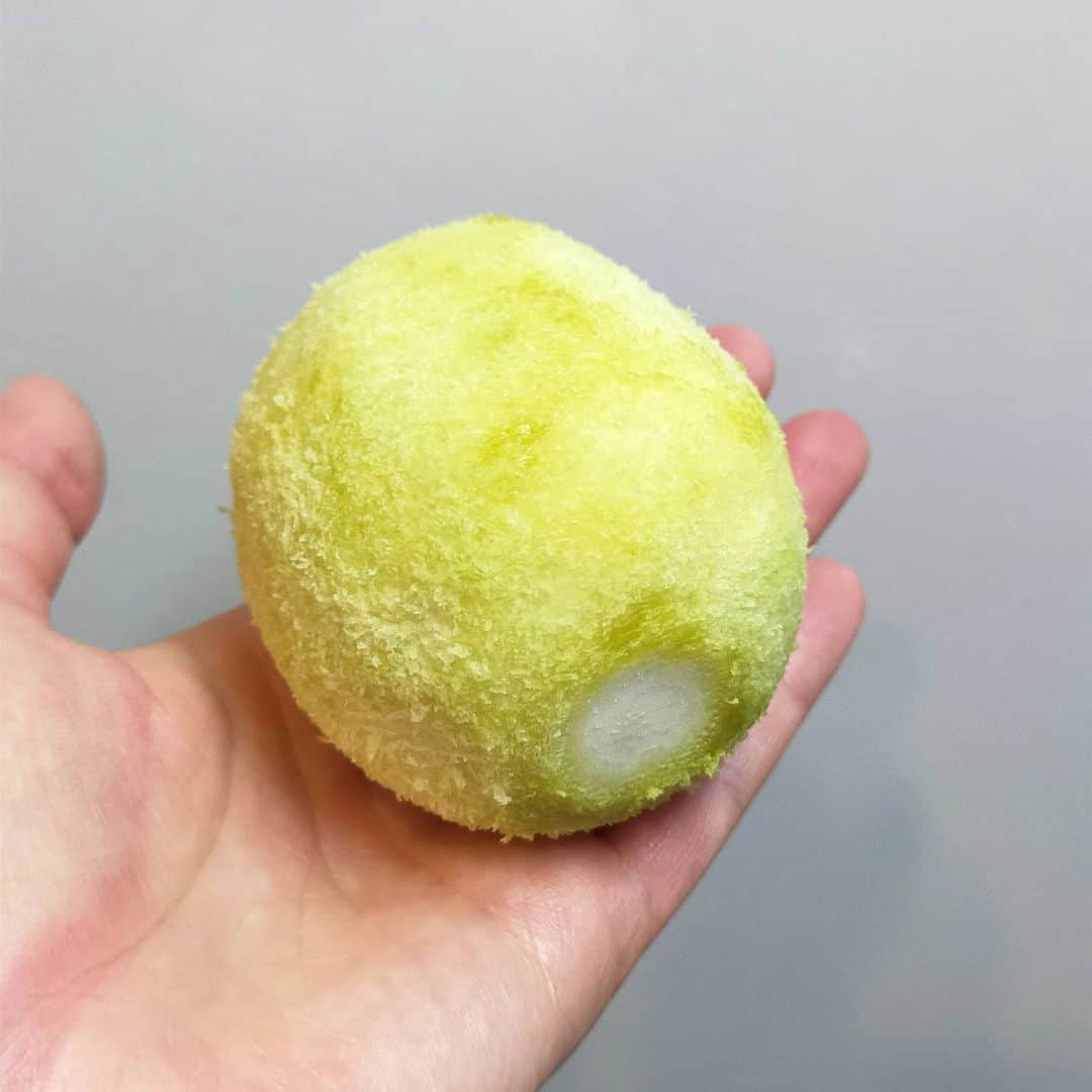 吉川莉早さんのインスタグラム写真 - (吉川莉早Instagram)「木になってるレモン🍋わけてもらったよ🍋🍋🍋 テンションめっちゃ上がって作ったレモンシロップとレモンカード🍋🍋🍋 それにしてもかわいいレモンだなぁ〜色が最高🍋かわいいのに味もキリッとすごくて、皮までぜんぶ使い切った。 削ったレモンもまたかわいい…🍋🍋🍋」12月25日 1時15分 - liisakawa