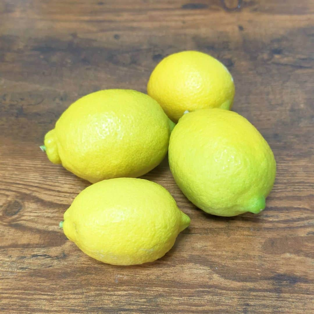 吉川莉早のインスタグラム：「木になってるレモン🍋わけてもらったよ🍋🍋🍋 テンションめっちゃ上がって作ったレモンシロップとレモンカード🍋🍋🍋 それにしてもかわいいレモンだなぁ〜色が最高🍋かわいいのに味もキリッとすごくて、皮までぜんぶ使い切った。 削ったレモンもまたかわいい…🍋🍋🍋」