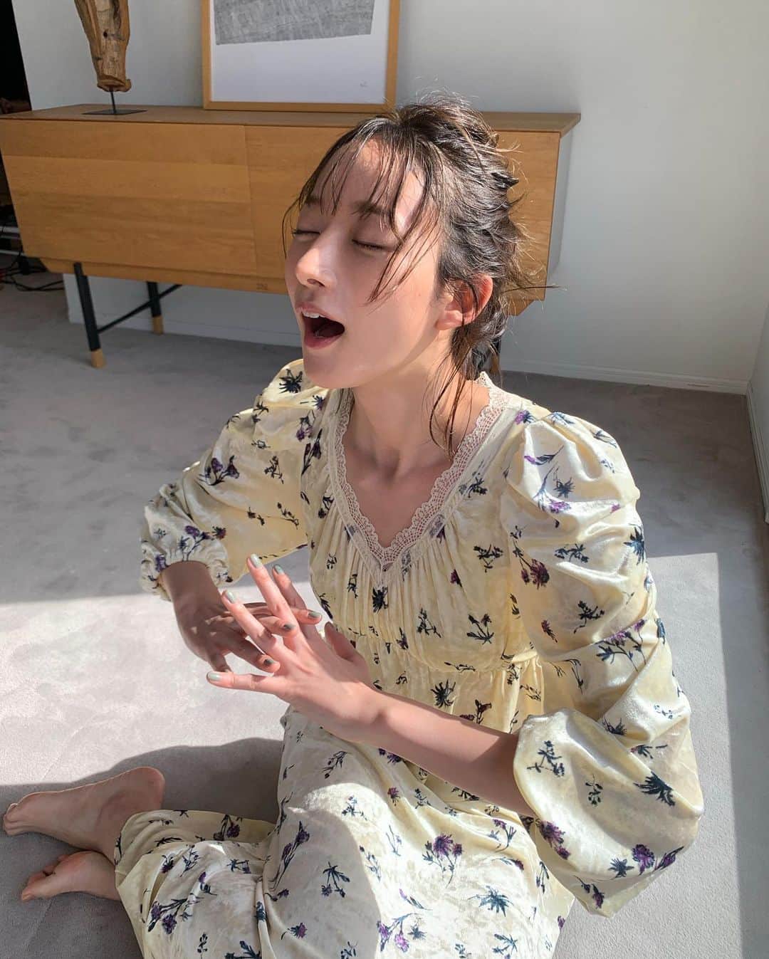 のインスタグラム：「⠀ ⠀ めりくりっ😪🎄 ⠀ 本日発売の with 2月号 睡眠学のページにおります😪 ⠀ よかったら覗いてね😪 ⠀ と、この後15:00〜 フジテレビ「ラフ'sラボ」も よろしくお願いします😪 ⠀ 私は毎年仕事だ、、 かなs、、共に頑張りましょ、、 良いクリスマスをね☺️😪」