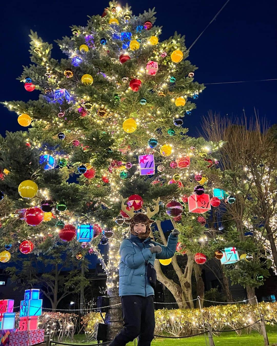篠原梨菜さんのインスタグラム写真 - (篠原梨菜Instagram)「クリスマスの朝に素敵な贈り物🎁 #朝5時の絶景time 東京・港区、東京ミッドタウンのイルミネーション✨とアイスリンク⛸ イブの朝に中継させていただきました！ 遊歩道沿いの150本ほどの木々が金色に輝きます✨ 本来の点灯時間は夕方5時から夜11時までですが、特別に点灯していただきました！！ 光を見ているだけで幸福感に満ちてきます🎅 さらに 嶺ちゃんに続きスケートにチャレンジしました！ 芝生広場が期間限定でアイスリンクとなっていて、都内最大級の広さだそうです！ 平日はソリ⛄️も借りられて初心者やお子さんも安心😮‍💨 雪だるまソリとのランデブー⛄️  #thetime_tbs  #クリスマス #イルミネーション #東京ミッドタウン #アイスリンク #スケート  #スケートリンク  #六本木 #絶景 #tbs #tbsアナウンサー  #篠原梨菜 #merrychristmas #merryxmas  #xmas  #reindeerready」12月25日 10時57分 - shinorinatbs
