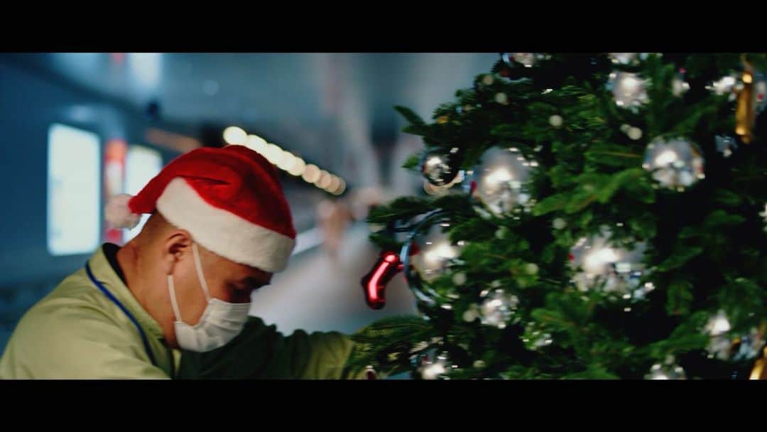 枝優花のインスタグラム：「Happy holidays 🎄🎁  “SantaClaus in my heart.”  GINZA SIX @ginzasix_official   cast  Shen Tanaka @shen_tanaka   cinematographer Kanbe Chigi @ebnak  directer @edmm32」