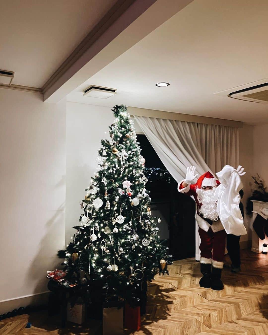 Risako Yamamotoさんのインスタグラム写真 - (Risako YamamotoInstagram)「Merry Chrirtmas🎄✨  Christmas Partyはいつものみんなでおねえこのお家で🥂  お食事は出張シェフを @otodoke_ristorante でお願いして、本格的なクリスマスディナーを満喫👨🏽‍🍳  サンタさんが登場して大盛り上がり🎅🏽❤️ 楽しかった🤍✨🎄 ちびサンタさんの可愛さ、キュン🎅🏽🎅🏽🎅🏽❤️  #christmas #クリスマス #christmasparty #お届けリストランテ #出張シェフ」12月25日 10時59分 - risako_yamamoto