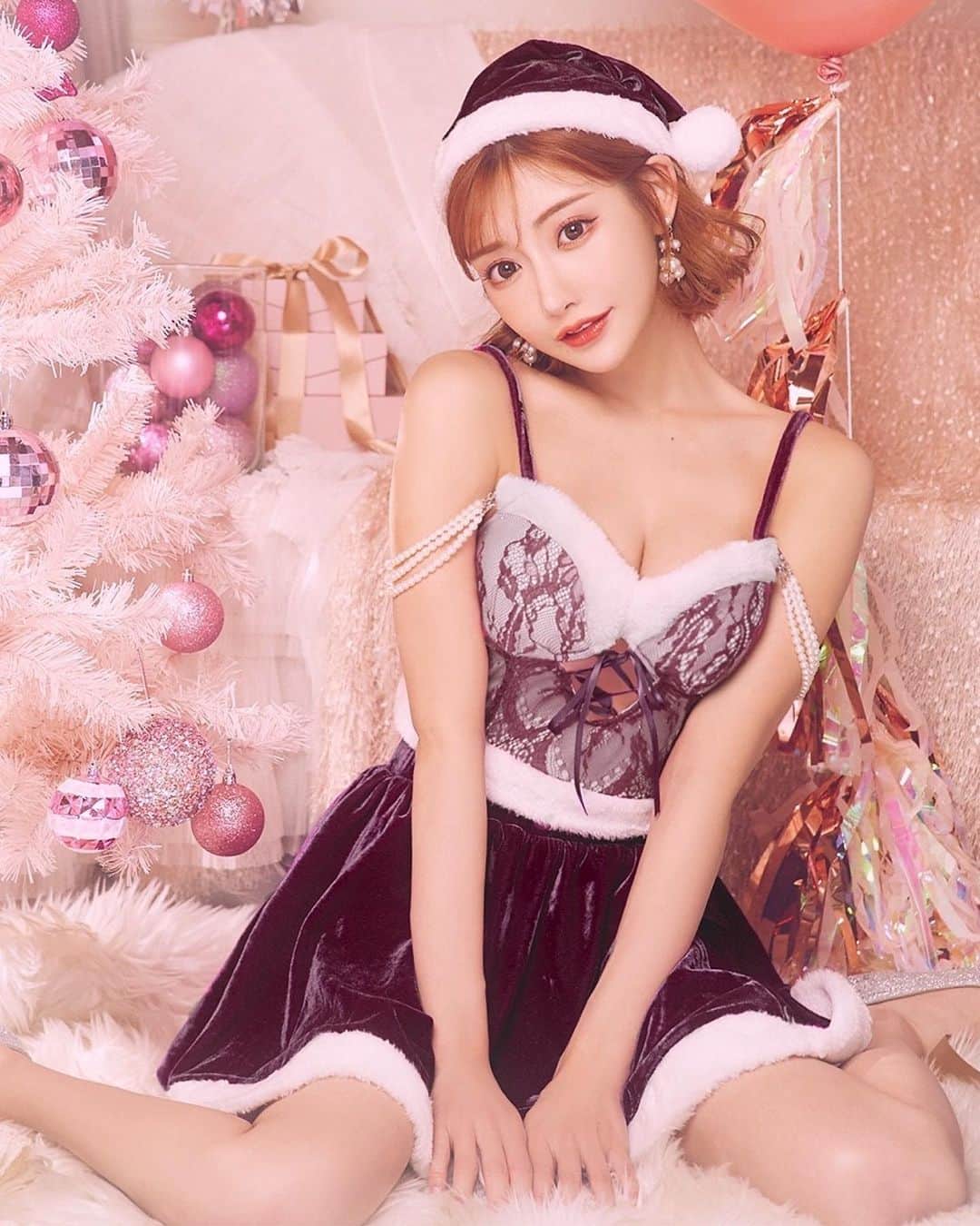 明日花キララのインスタグラム：「めりくり🎄本番だね💚 今年も撮影でいろんなサンタコス着たなあ🎅🏻🤍」