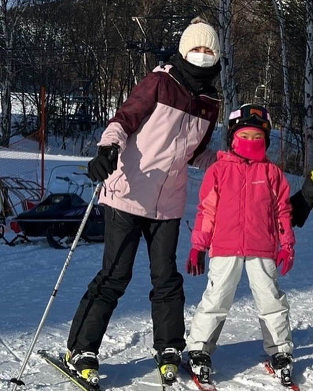 相沢紗世のインスタグラム：「20年振りのスキー🎿#なんとかすべれた#娘は3日で初心者コース制覇#子供の潜在能力恐るべし#息子は雪遊び」