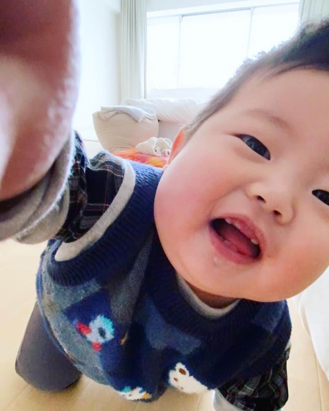 雅-MIYAVI-のインスタグラム：「Lemme shout out too! Have a warm n cozy holidays everyone 💙💙👶🏻👋🏻 #BabySkyler」
