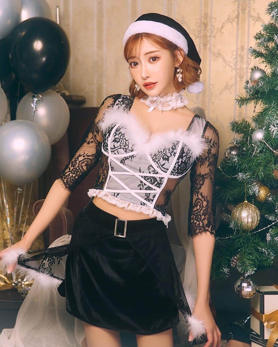 明日花キララのインスタグラム：「今日ぼっちの人もカップルも 是非キラタクロースに逢いにきてください🎅🏻🖤 渋谷modiのHMV&BOOKS(5階)で待ってます❤︎ 当日券も少しあるよ！！🎫 13:00 15:00 17:30衣装全部変えます👗 クリスマスデートしよ💚」