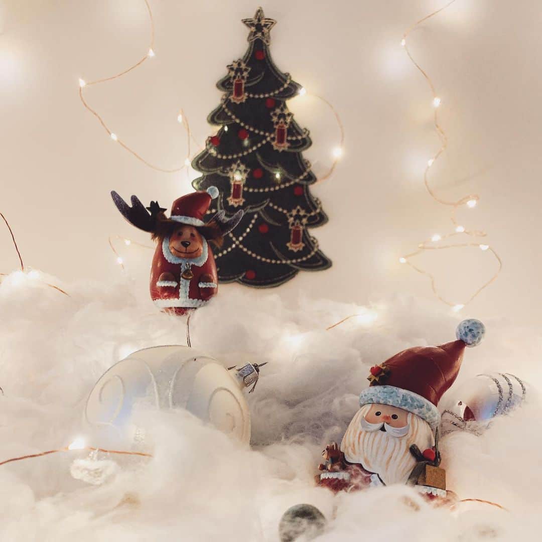 加藤綾子さんのインスタグラム写真 - (加藤綾子Instagram)「* Merry Christmas🎄✨ 素敵な週末を…🎁🎅 #クリスマス #2枚目は #雪の中で休憩中のサンタさん #飾りつけって #楽しい」12月25日 11時24分 - ayako_kato.official