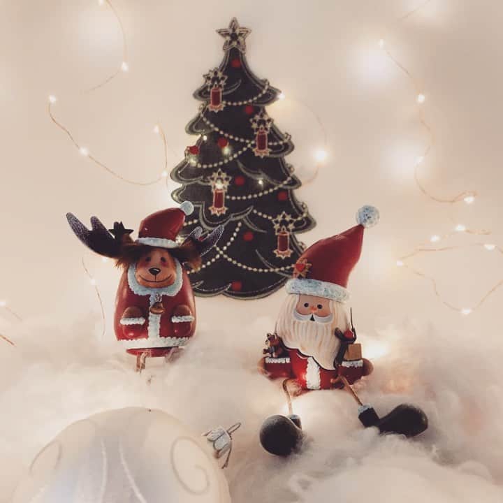 加藤綾子のインスタグラム：「* Merry Christmas🎄✨ 素敵な週末を…🎁🎅 #クリスマス #2枚目は #雪の中で休憩中のサンタさん #飾りつけって #楽しい」