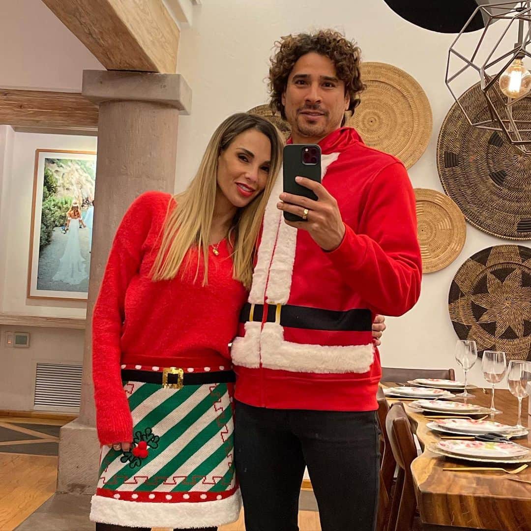 ギジェルモ・オチョアのインスタグラム：「Feliz Navidad 🎄🎁」