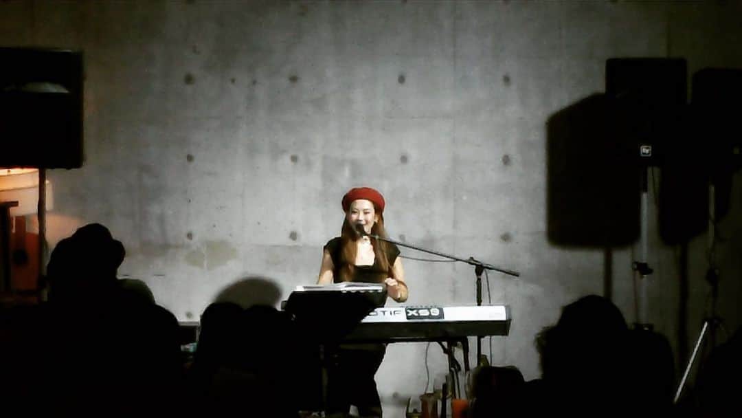 SONOMIのインスタグラム：「🎅Merry Christmas🎅  ずっとずっと忘れない 思い出のライブ🎤 見る人によっては懐かしいって思ってもらえるかな💕  この時クリスマスのカバー曲に挑戦したんだよね。 すぐ消すかもなので聞いてね〜🎹  みんな良いクリスマスを🎄」