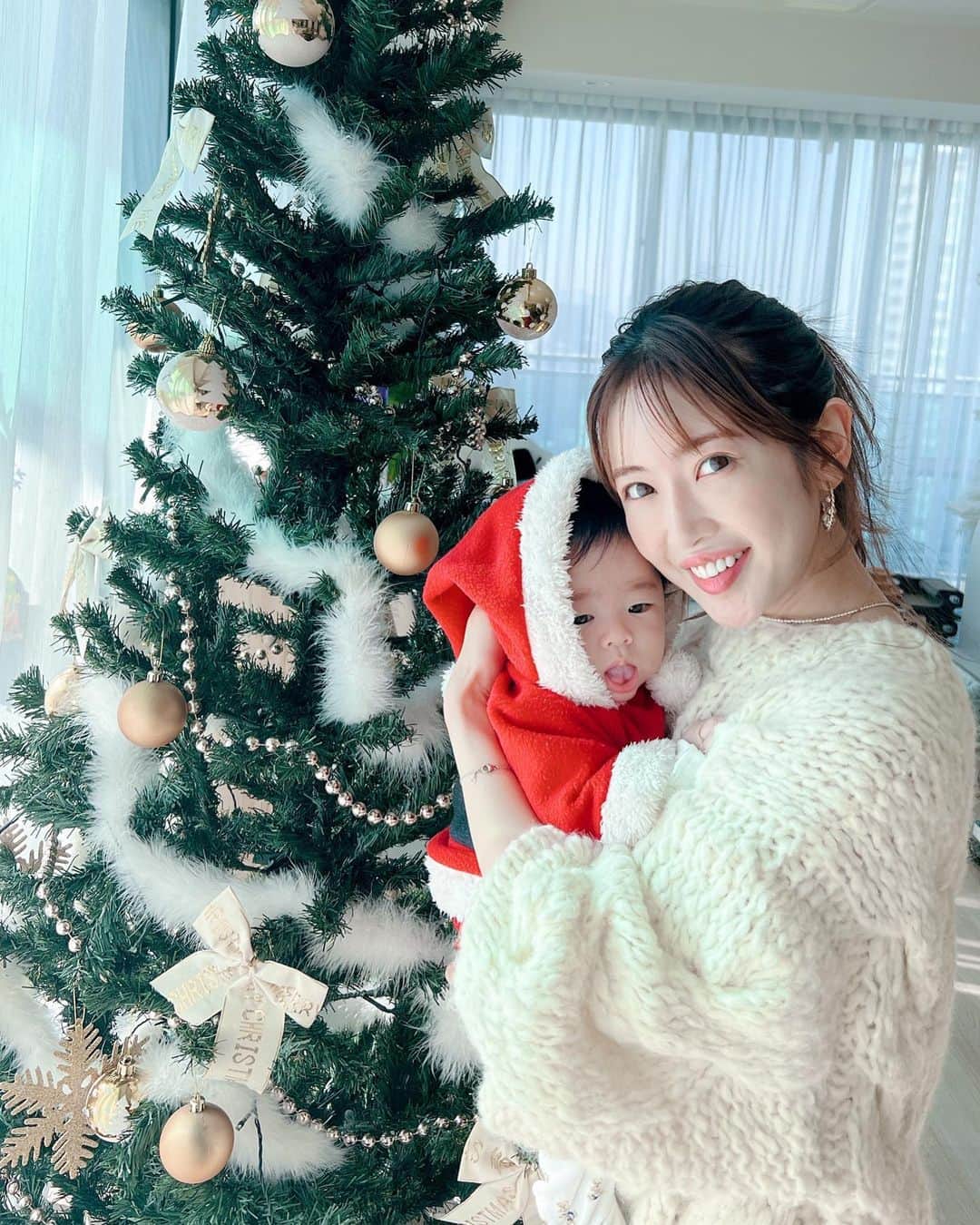 のインスタグラム：「Merry Christmas💋🎄  3年前の今日は付き合った記念日🎅  恋人から夫婦へそしてパパママに。 いい意味で変わらない私たちで居たいなと思います☺️  写真の後半は過去PIC📸懐かしい♪  今年も大切な思い出がまた増えと思うと嬉しい。 素敵な一日に〜✨！  良かったらみんなのXmas話、聞かせてね♡  #xmas #3年間の思い出」