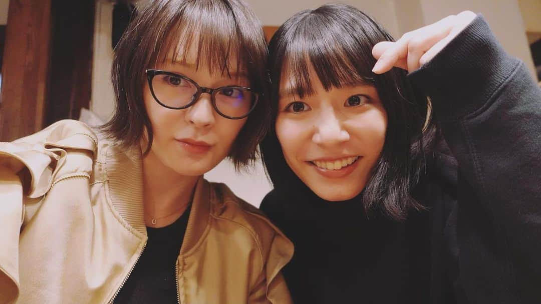 貫地谷しほりさんのインスタグラム写真 - (貫地谷しほりInstagram)「メリークリスマス！ 今夜はオーディオドラマの放送です！ 22時から是非お聴きください☆ 写真は全然関係無いけど、 大大大好きなおごちと髪切る前の私。 お稽古頑張れーーー！ 舞台楽しみにしてるわ(*´-`) ＃生越千晴 #nhk #オーディオドラマ #特集オーディオドラマ #きみに微笑むクリスマス #2021 #振り返り の＃時期 ですね」12月25日 11時56分 - shihori_kanjiya