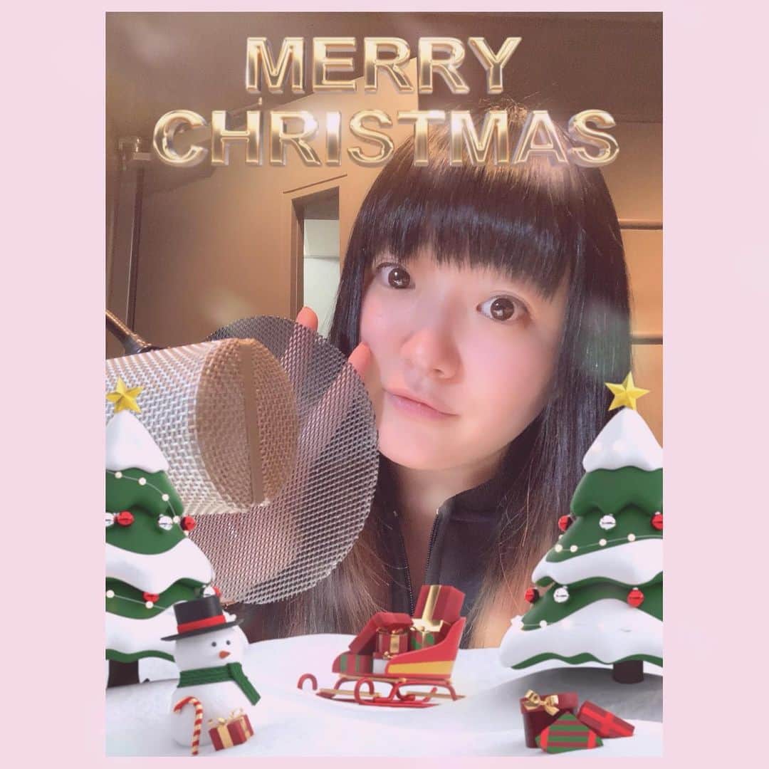 新谷良子さんのインスタグラム写真 - (新谷良子Instagram)「. Happy Merry Christmas！. . クリスマスなのと、昨日2021年のnews23納めだったのとで、1年お世話になった23のスタジオでパチリ📷. 基本マスクしてるけど、一瞬失礼しました😷. . Merry Christmas & HAPPY NEW YEAR！. . #クリスマス #楽しんでね #そしてよいお年を🎍」12月25日 11時49分 - pinkbambi_ryoko