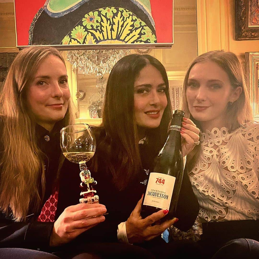 サルマ・ハエックさんのインスタグラム写真 - (サルマ・ハエックInstagram)「#aboutlastnight #jacquesson744  my nieces @charlottefrt and @gaelle.p1」12月25日 4時11分 - salmahayek