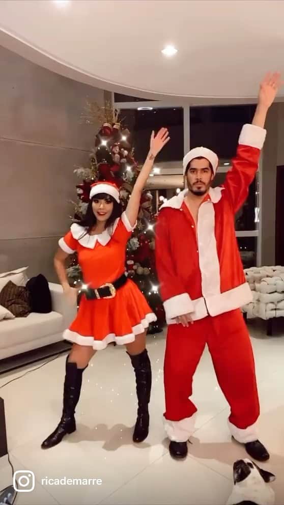 Gabriela Salesのインスタグラム：「Feliz Natal, meus amoressss ❤️🐛! Tbt desse vídeo que eu adoro pra desejar que hoje o dia de vocês seja de muito amor, união, paz, carinho, cuidado, saúde, alegria! Amo vocês!!!! 🎄🎅 #fantasiasrm #natalrm #natalrica #videosricademarre」