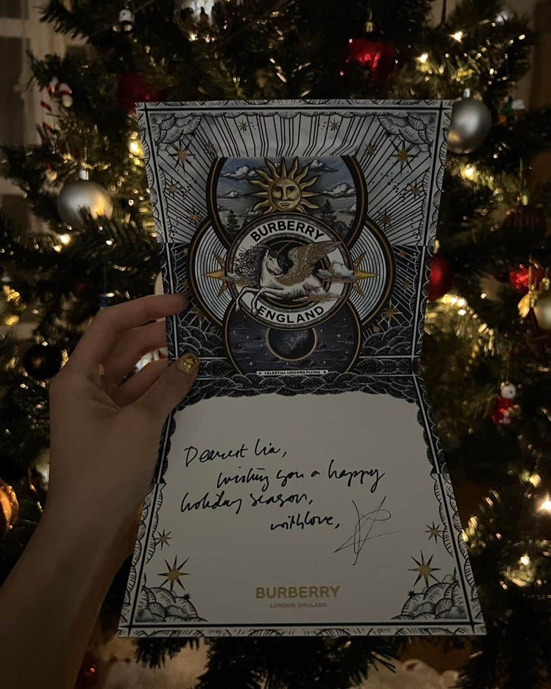 ITZYさんのインスタグラム写真 - (ITZYInstagram)「Happy holidays with #burberry ❤️🎄 Thank you. #AD #광고」12月25日 12時19分 - itzy.all.in.us