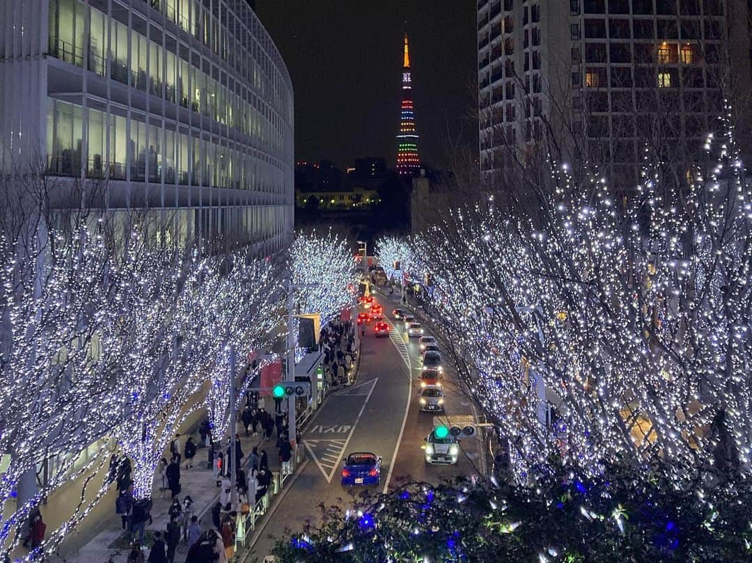 瀬南海はやのインスタグラム：「* 昨日は仕事帰りに、六本木でdinner🎄 イルミネーションがとっても綺麗でした🥰💕  2枚目...宝塚退団以来初のショートカットにしました！ 首元が寒いです⛄️笑  #六本木 #クリスマスイブ #イルミネーション #ショートカット #98期 #元雪組」