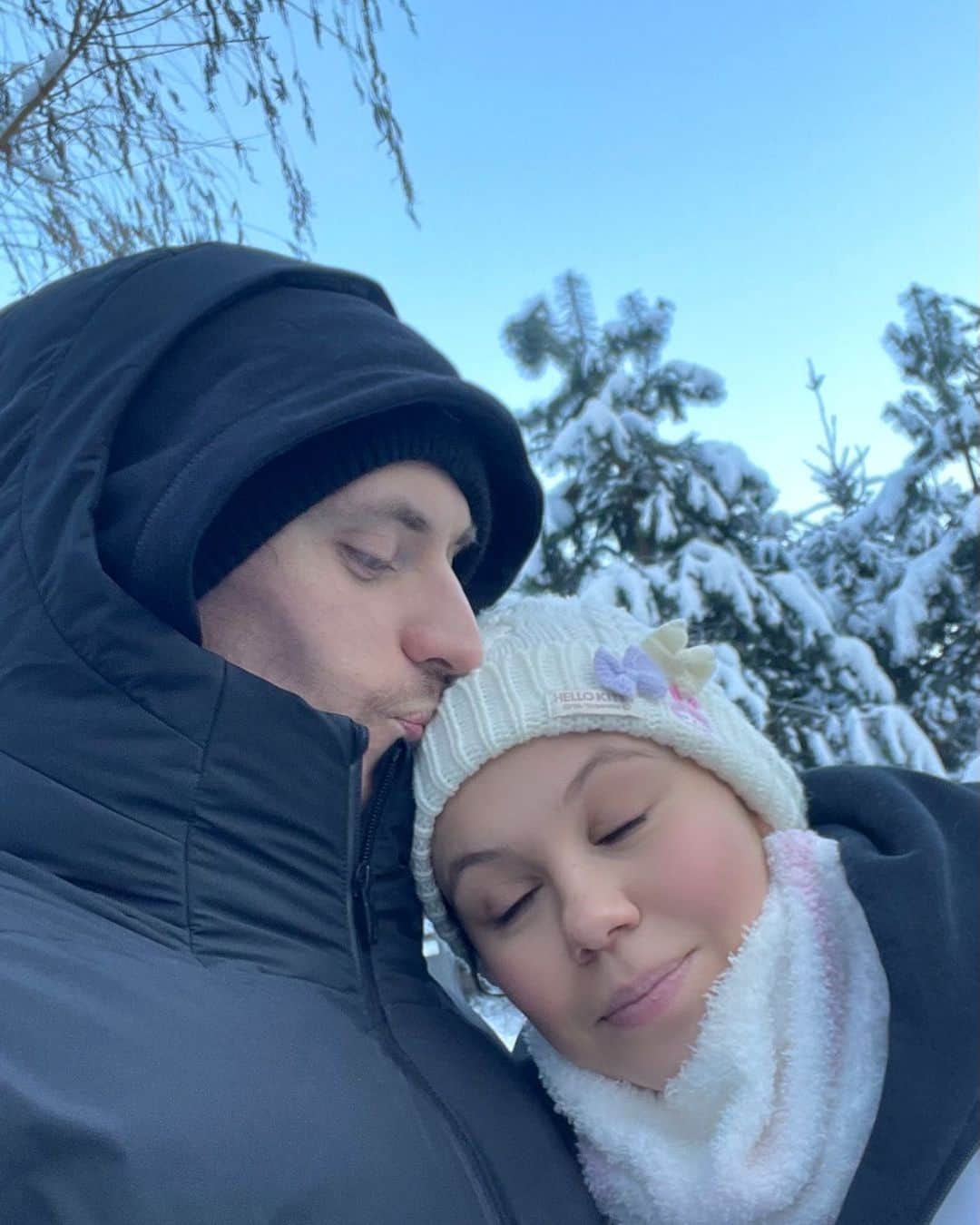 エレーナ・イリニフのインスタグラム：「Merry Merry Christmas 🕊✨ May all you dreams and wishes come true 💕」