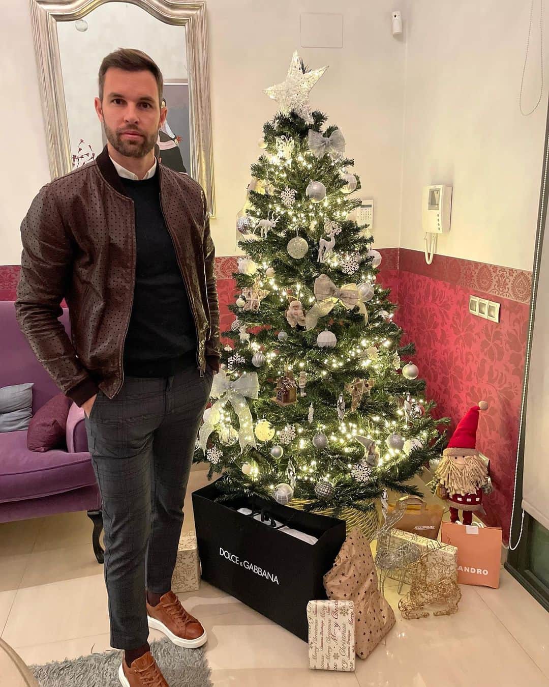 のインスタグラム：「Fᴇʟɪᴢ ɴᴀᴠɪᴅᴀᴅ ᴀᴍɪɢᴏs !!🎄🎄🎁🎁  Disfruten de los suyos!! 🥂 🍾  Salud!!🙏🏼」