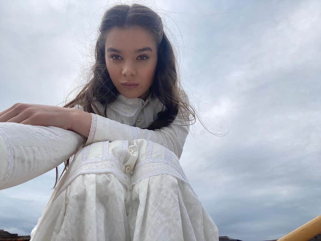 ヘイリー・スタインフェルドのインスタグラム：「our season finale of dickinson is out now. merry christmas ❤️  forevermore…」