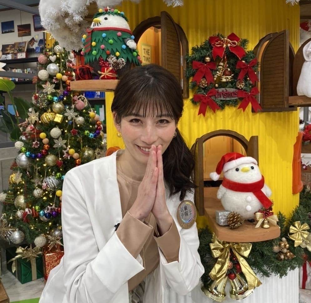千種ゆり子さんのインスタグラム写真 - (千種ゆり子Instagram)「✨🎄Merry Christmas🎄✨ . 良いクリスマスをお過ごし下さい☺️ . withシマエナガファミリー🐥 . ツリーになりきるパパ。 . パパが一番仮装気合入ってるのおもしろい。」12月25日 7時39分 - chikusa_yuriko