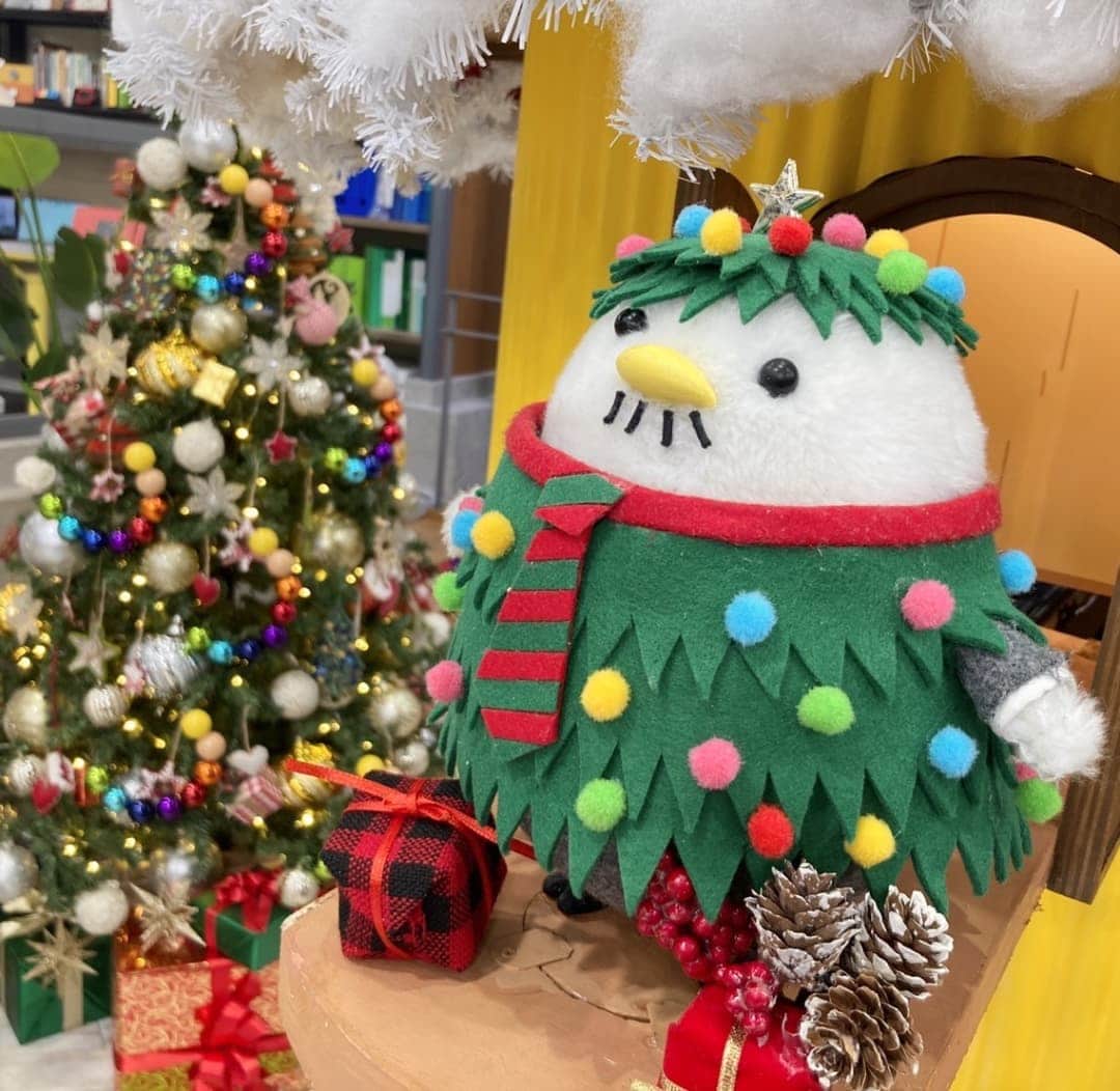 千種ゆり子さんのインスタグラム写真 - (千種ゆり子Instagram)「✨🎄Merry Christmas🎄✨ . 良いクリスマスをお過ごし下さい☺️ . withシマエナガファミリー🐥 . ツリーになりきるパパ。 . パパが一番仮装気合入ってるのおもしろい。」12月25日 7時39分 - chikusa_yuriko