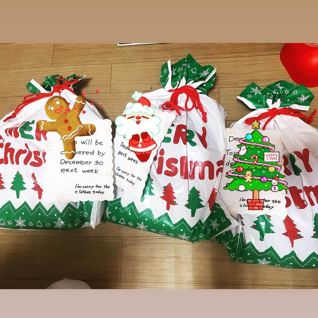 熊田曜子さんのインスタグラム写真 - (熊田曜子Instagram)「We got a Christmas present from my daughters' grandma.  ママサンタがポンコツで💦 クリスマスにプレゼントが間に合わないという事態になっちゃったけど😭 おばあちゃんサンタがプレゼントを用意してくれてた🎁  #christmas  #christmaspresent #おばあちゃん #ありがとう　#三姉妹」12月25日 8時09分 - kumadayoko