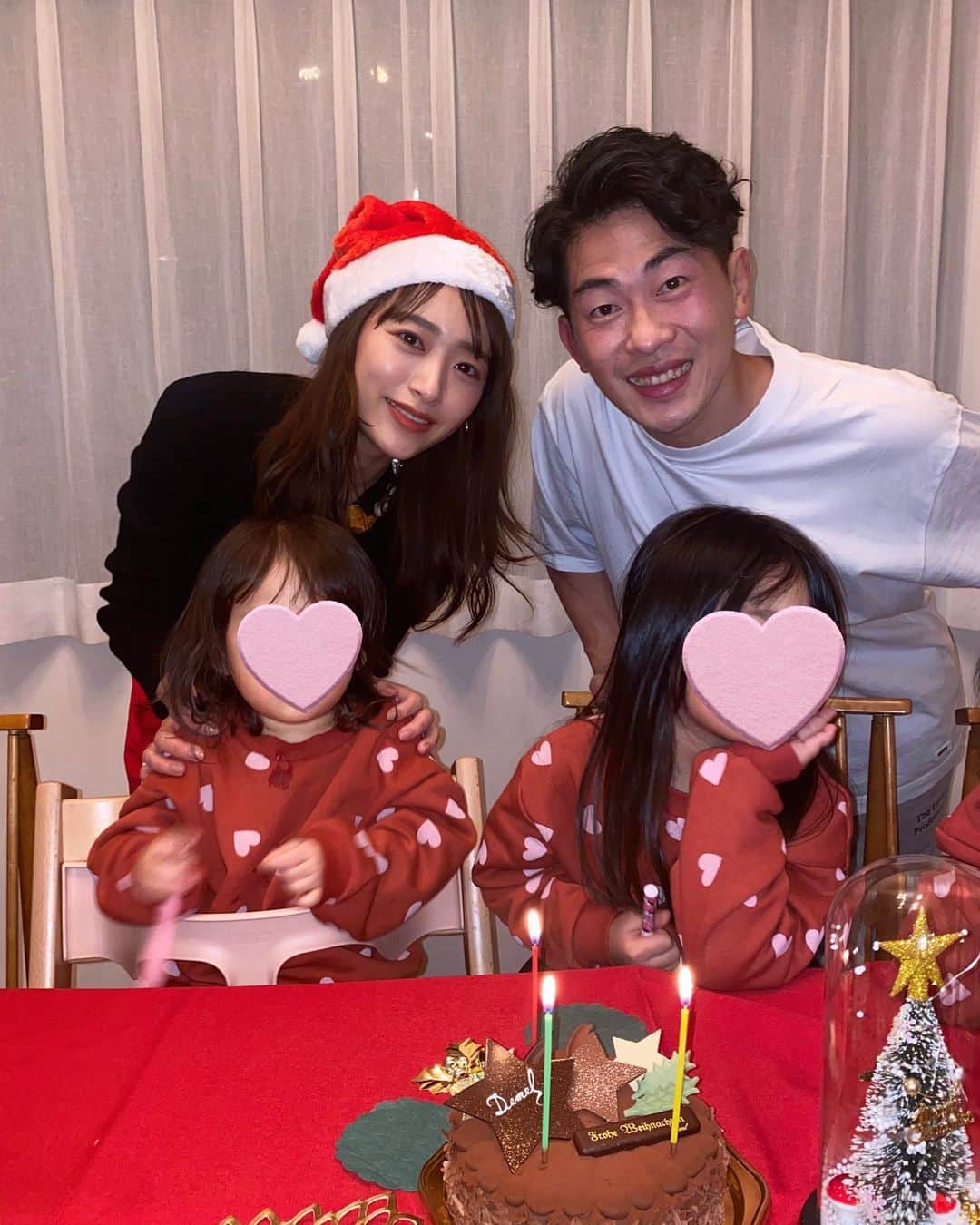 近藤千尋のインスタグラム：「❤️🍷🤶Merry Christmas🎄🎅🎁  今年もお家で。。。🏠 親友家族と過ごせました💕 ピザとチキンは持ってきてもらい あとは頑張った❣️笑 ミートペンネ ホタテとサーモンのカルパッチョサラダ アヒージョ サーモンのクリームシチュー にしました🍴❣️  サンタ業務も無事に終わり🎅笑 ほっと一息。 寝落ちしちゃったから今から大掃除🧹  みなさん、素敵なクリスマスを…🎄❄️」