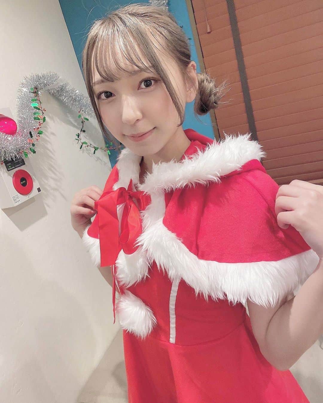 塩川莉世のインスタグラム：「merry Christmas❄️💍 . . . 良い1日を....🎄 #クリスマス #サンタコス」