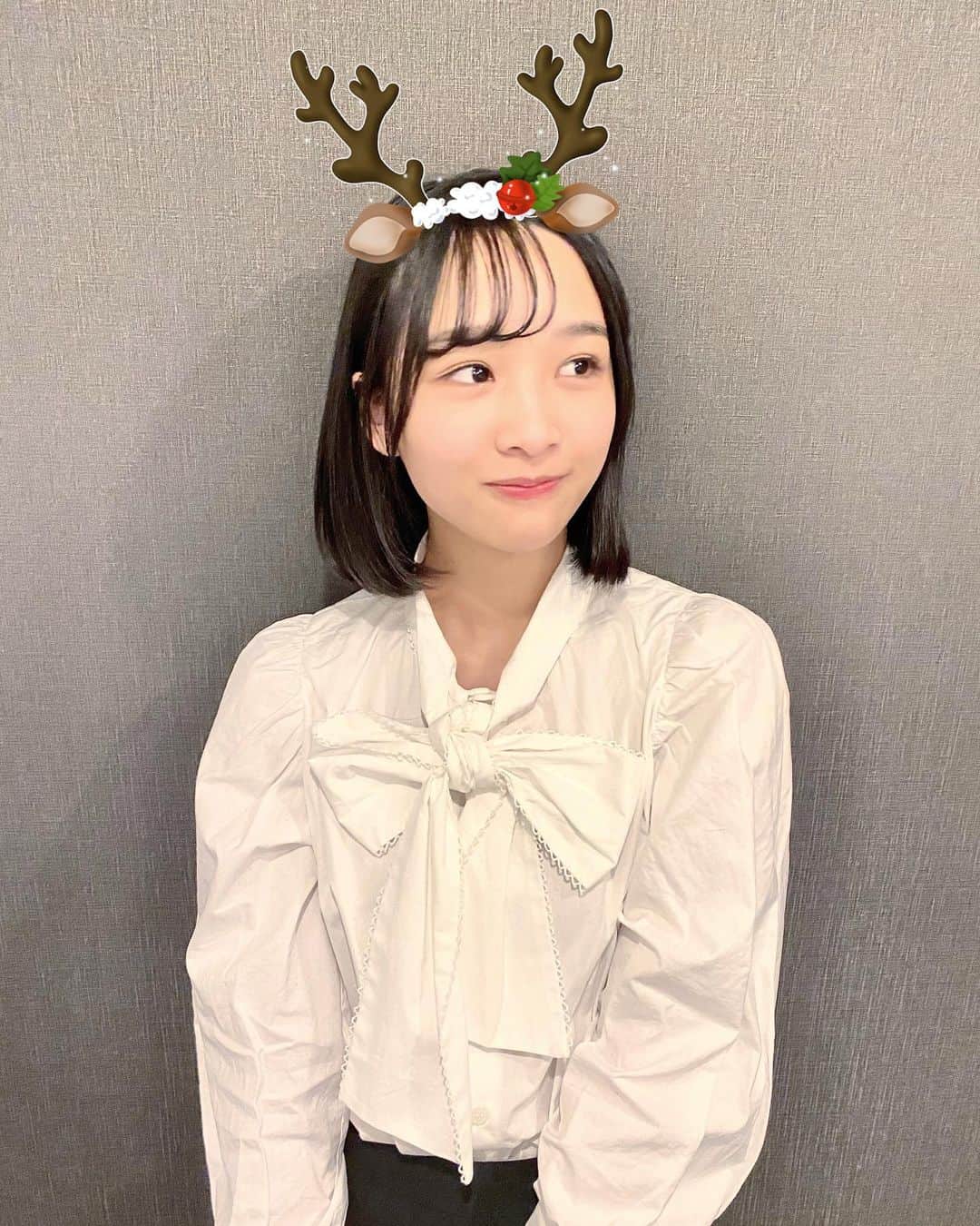のインスタグラム：「🤍𝑀𝑒𝑟𝑟𝑦 𝐶ℎ𝑟𝑖𝑠𝑡𝑚𝑎𝑠🤍  プレゼント届きましたかー？皆は何貰ったんだろう‪💭‬  因みにカチューシャが売ってなかったので写真ではスタンプのカチューシャを💡  #ニコラ#nicola#ニコラ1月号発売中#ニコモ #中山あやか #クリスマス」