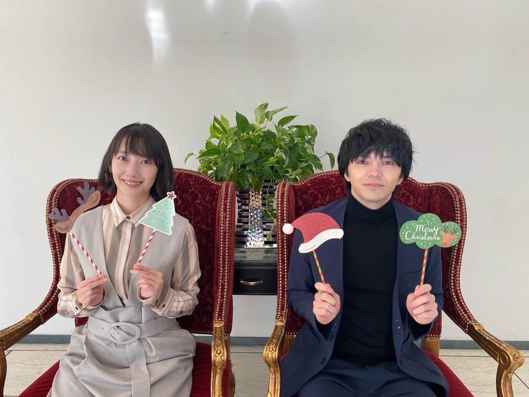 のインスタグラム：「. 📸#いとうそ現場カメラ   ／ 𝑴𝒆𝒓𝒓𝒚 𝑪𝒉𝒓𝒊𝒔𝒕𝒎𝒂𝒔🎄 ＼  本日も いとうそサンタ🎅🏼から 望緒(#波瑠 )と秀一(#林遣都 )のクリスマス𝐬𝐡𝐨𝐭をお届け🎁 おふたりともゴージャスな椅子が似合い過ぎです🌟  公式Twitterではお二人のコメント動画を公開⋆꙳  #愛しい嘘 #いとうそ #2022年1月14日スタート #毎週金曜よる11時15分 #波瑠 #林遣都 #溝端淳平 #本仮屋ユイカ #黒川智花 #新川優愛 #松村沙友理 #徳重聡」