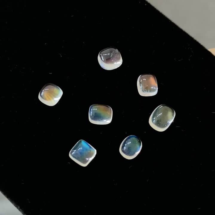 のインスタグラム：「アンデシンラブラドライト。 カボションが新しく入ってます。  ミネラルフェスタ名古屋1日目、朝一からたくさんのご来場ありがとうございました😊 2日目、本日もご来場お待ちしてます。  体験講座、キャンセルがあり下記2枠空いてます。 ご参加ご希望の方はDMまたはお電話で連絡ください。 050-3200-0731  12/25(土)10時30分〜1名 12/25(土)13時〜1名  #天然石 #ルース　#ハンドメイド #アクセサリー #宝石　#天然石アクセサリー #天然石ジュエリー　#天然石好きさんと繋がりたい  #gemstones #crystals #ワイヤーラップ #宝石好きな人と繋がりたい #wirewrapped #handmade #アンデシンラブラドライト」