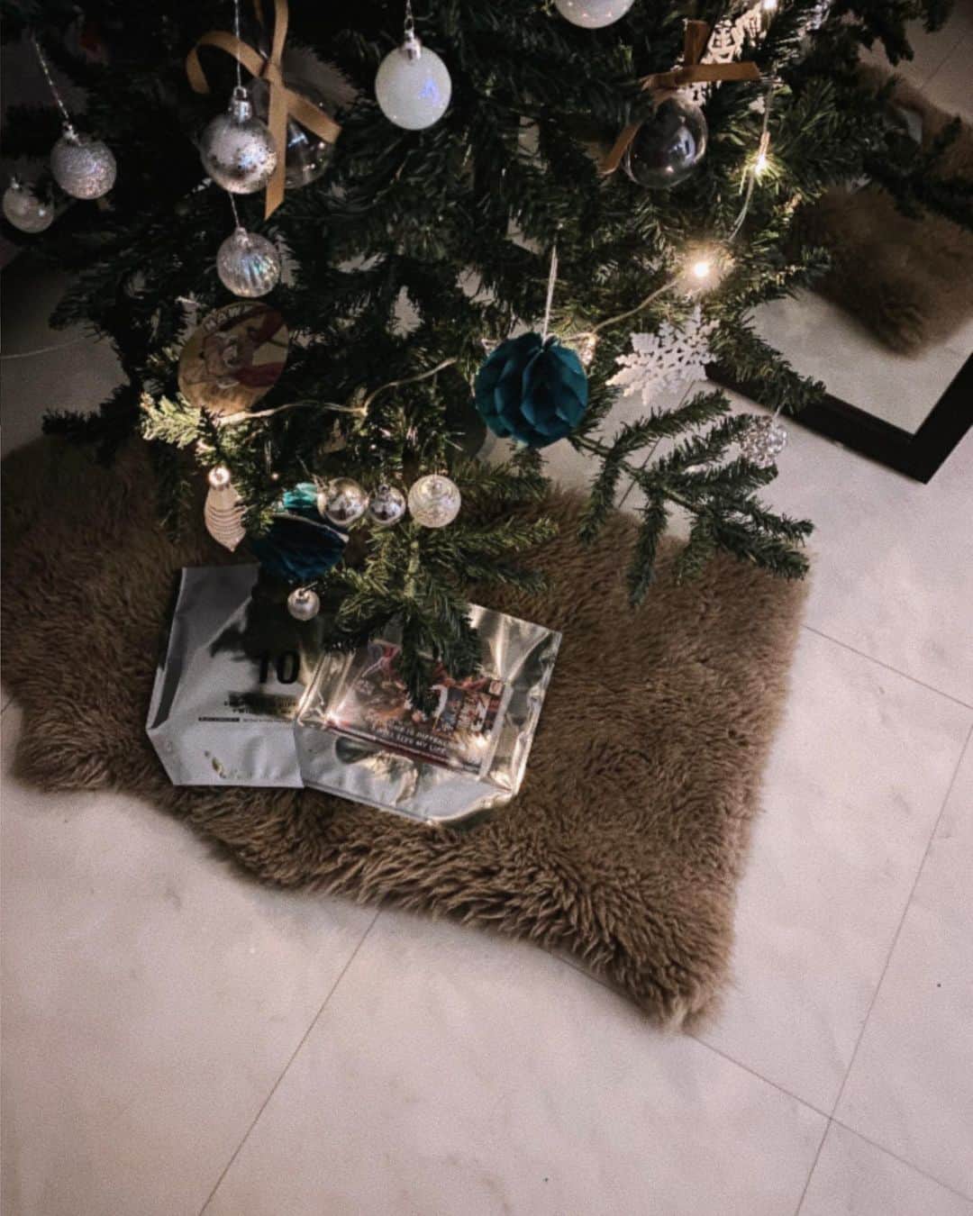 ayakoさんのインスタグラム写真 - (ayakoInstagram)「♡ 寝起きパジャマで♡ サンタさんが🎅 1人は ワンピースのゲームのソフト もう1人は来月発売のゲームの ソフトだったので、予約しておいて とりあえず本😊 サンタさん予約できるんだ…😅 来月ソフトが届いた時にサンタの設定忘れて普通に渡してしまう予感しかしない😂 今日はケーキ食べなきゃな😊 皆さん素敵なクリスマスを お過ごしください♪ ♡ #クリスマス#クリスマスイブ #小学5年生#双子」12月25日 9時57分 - ayaya315