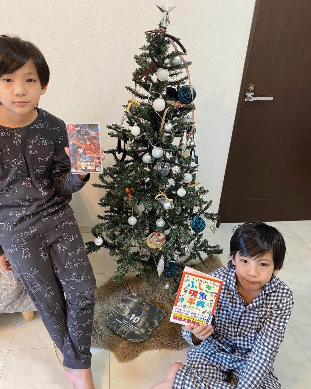 ayakoさんのインスタグラム写真 - (ayakoInstagram)「♡ 寝起きパジャマで♡ サンタさんが🎅 1人は ワンピースのゲームのソフト もう1人は来月発売のゲームの ソフトだったので、予約しておいて とりあえず本😊 サンタさん予約できるんだ…😅 来月ソフトが届いた時にサンタの設定忘れて普通に渡してしまう予感しかしない😂 今日はケーキ食べなきゃな😊 皆さん素敵なクリスマスを お過ごしください♪ ♡ #クリスマス#クリスマスイブ #小学5年生#双子」12月25日 9時57分 - ayaya315