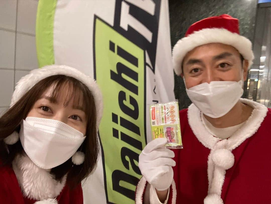 静岡第一テレビさんのインスタグラム写真 - (静岡第一テレビInstagram)「Merry Christmas 🎄  今日は秋元サンタと鳥越サンタがティッシュを配っています💕  #daiichitv  #秋元啓二  #鳥越佳那  #静岡駅」12月25日 9時58分 - daiichi_tv