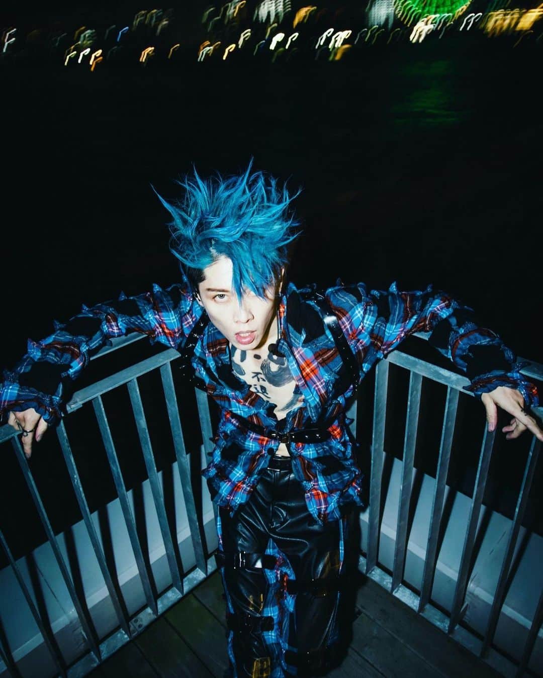 雅-MIYAVI-のインスタグラム：「Very Merry Christmas 🎄🎄👨🏻‍🎤💙 #クリスマスツリーヘアー」