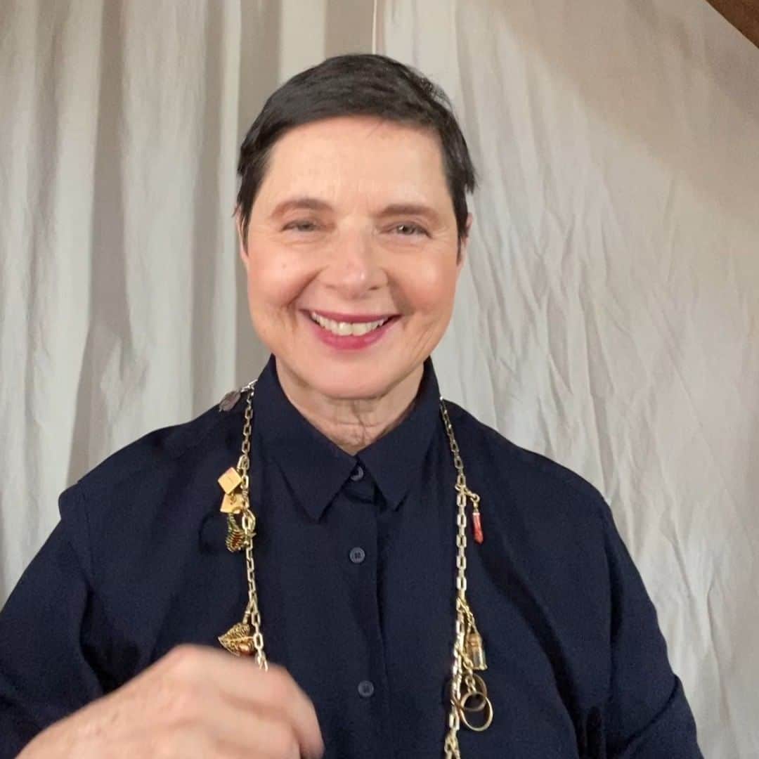 ルル フロストのインスタグラム：「What a Magical Christmas Gift - @isabellarossellini - your open heart and generosity in inviting me to freely work with your precious and fascinating family treasures was the best present I could have received. I thank you. Holding, linking together and clipping your heirlooms onto a single fabulous necklace is why I do what I do. Your story-telling in this intriguing video is so delightful - I love the tidbits about your mother's key with her handwritten tag to a secret box of treasures, and the natural semi-precious stone from your fathers' travels to Brazil. Your great-great (or even greater!) grandparents' wedding rings inscribed 1906 were positively pulsing with love and magic as I linked them together with simple brass rings. I thank you again for this opportunity to touch greatness and give a fresh new life to these timeless memories. The cherry on the sundae is certainly our beautiful @mamafarm Honey Jar necklace that your genius daughter @elettrawiedemann came up with... imagine the preciousness of this tiny glass jar, on a delicate chain pendulum, that hols just the amount of honey a single honeybee makes in her entire lifetime. I am very touched by this reverent charm, and the meaning behind your necklace as a whole. To my dear Lulu Frost Family out there - what treasures from your family do you have simply sitting in a drawer or jewelry box? A single earring from grandma... your uncles pocket watch... family wedding bands... they're all patiently waiting for you to bring them my way for a reinvention and breath of fresh, Frosty air :)))))   Love to all of you reading this tonight, and Feliz Navidad!!!!! xoxoxo Lu」